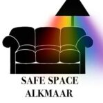 logo Safe Space Alkmaar met getekende zwarte bank met zwarte schemerlamp waaruit licht in alle regenboogkleuren schijnt