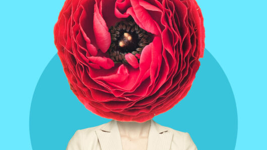 Volbloeiers: vrouw in pak met als hoofd een prachtige rode bloem