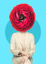 Volbloeiers: vrouw in pak met als hoofd een prachtige rode bloem