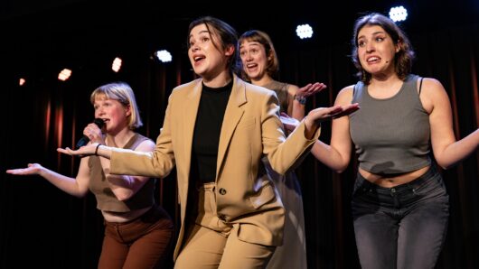scenefoto met 4 zingende jonge vrouwen
