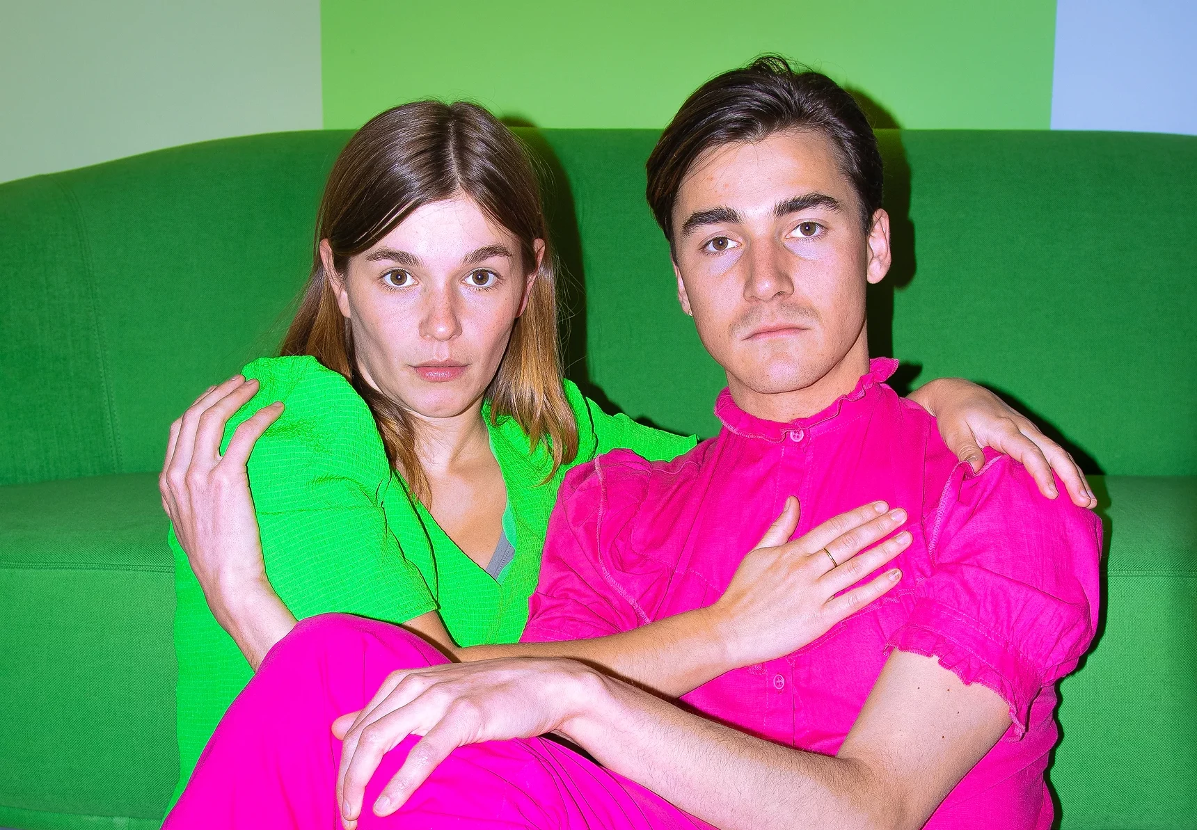 Foto So much more in life met Meisje in groen en een jongen in roze