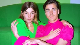 Foto So much more in life met Meisje in groen en een jongen in roze