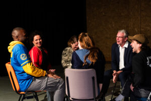 Op de foto: Gedeputeerde in gesprek met jonge theatermakers