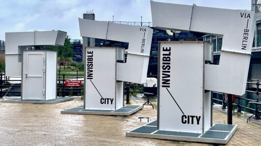 Invisible city - grote witte kunstobjecten in een straat