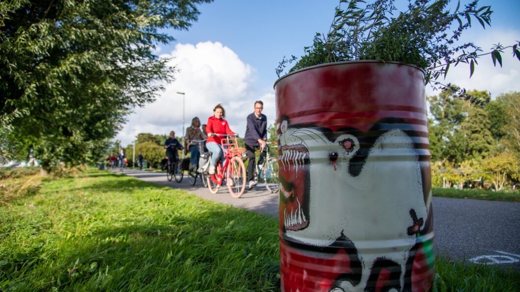 Fietsende mensen tijdens Expeditie Alkmaars Kanaal