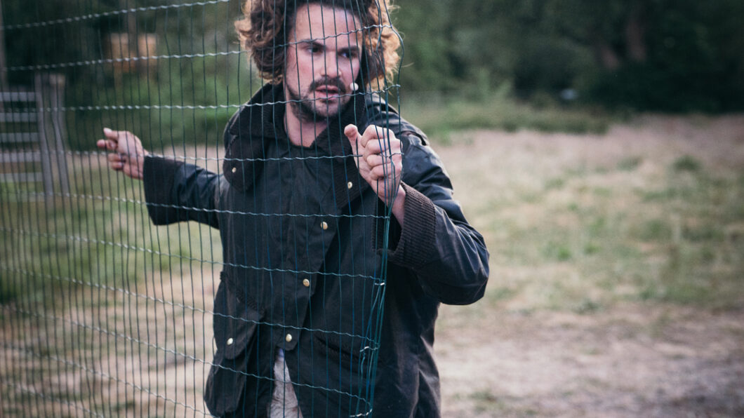 Bram Walter als sater verplaatst een gaashek