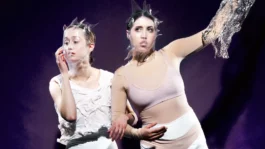 Amelie en Myrthe met plastic over het gezicht als twee standbeelden