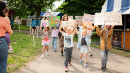 Kinderen met protestborden maken