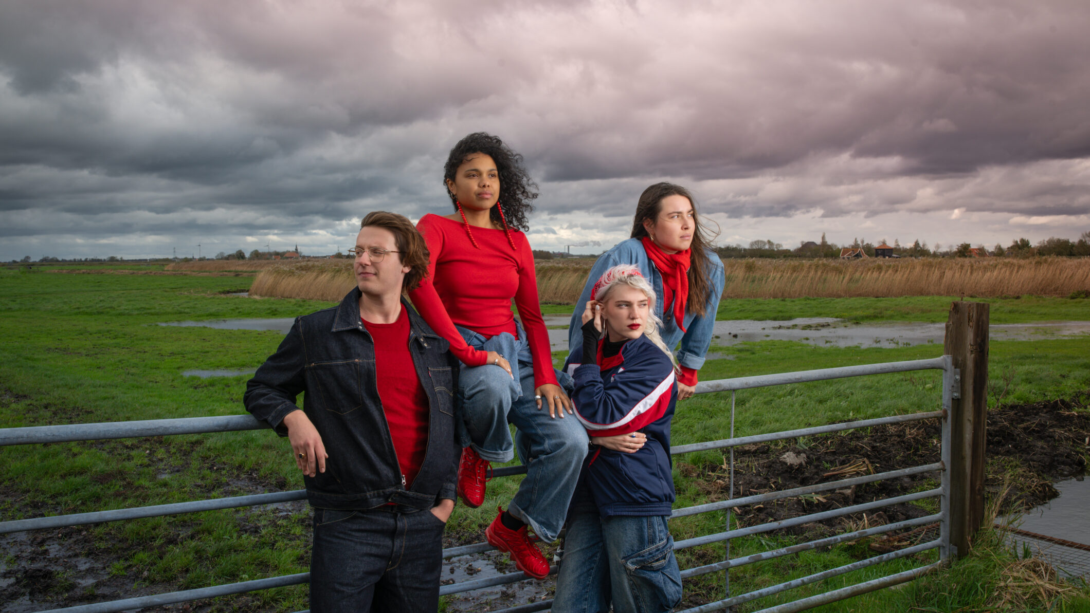 Winterkaravaan makers 2025 bij een gek op een weiland