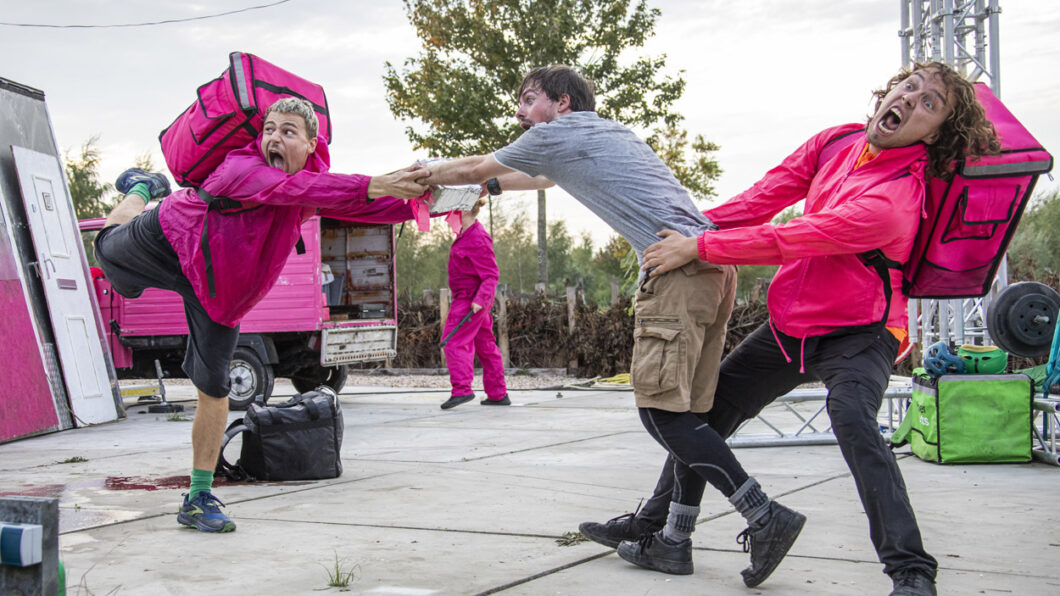 Spektakeltheater op festival Grazende Zwaan op Landgoed Kleine Vennep