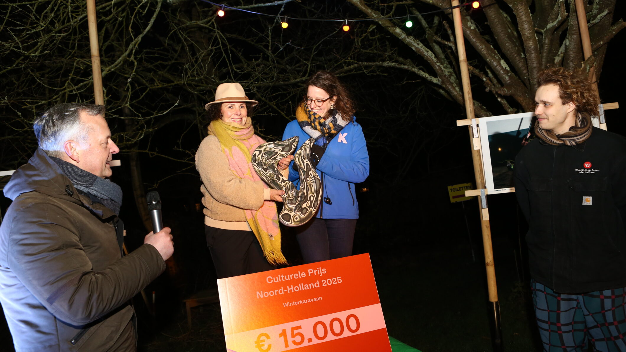 Ilse en Laura nemen de Cultuurprijs en kunstwerk in ontvangst