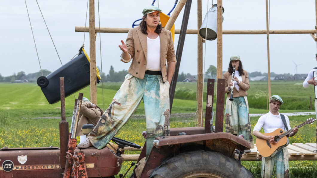 Dit Verdronken Land - scene met ruilverkavelaar Blauw op de trekker en muzikanten erachter