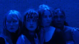 juul maltha rood - 4 vrouwen in blauw licht