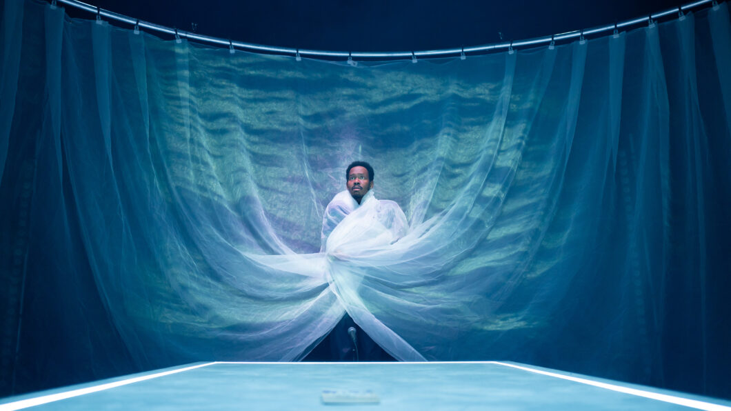 A COMING OF (R)AGE RITUAL: XILLAN IN EEN DOEK OP HET PODIUM