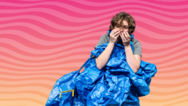vrouw in een blauwe ikea-tas - Tegen elk aannemelijk bod