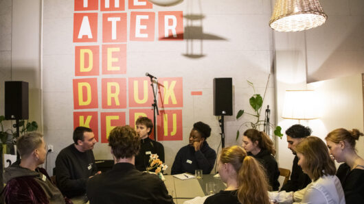 Springtijd Makersdag: Jonge theatermakers zitten voor De Drukkerij muur