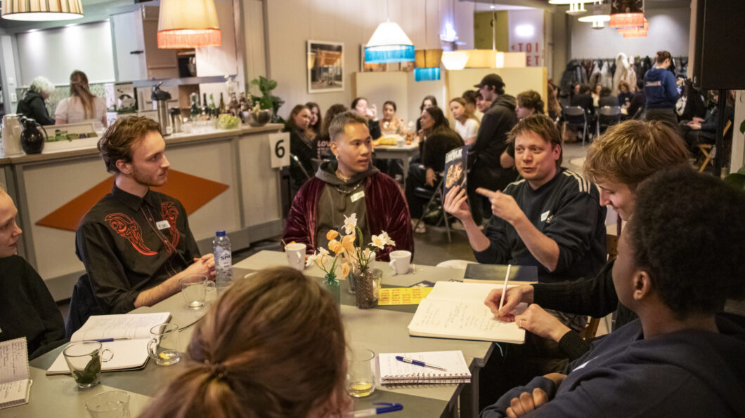 Makersdag Springtijd: Makers luisteren aandachtig tijdens het speeddaten