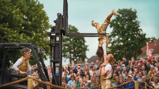 3 acrobaten en een heftruck voor de voorstelling Impulse