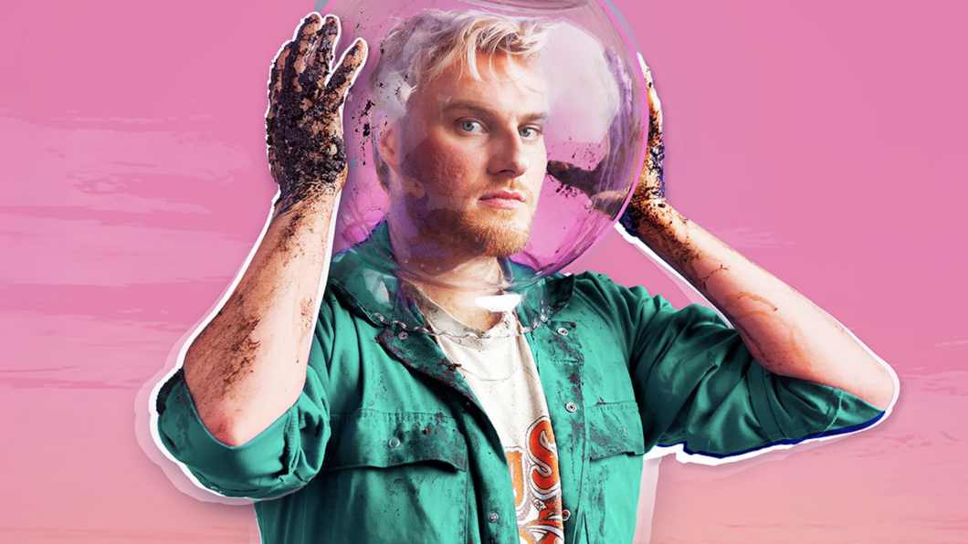 Karavaan Festival - man met een vissenkom op zijn hoofd en vieze handen