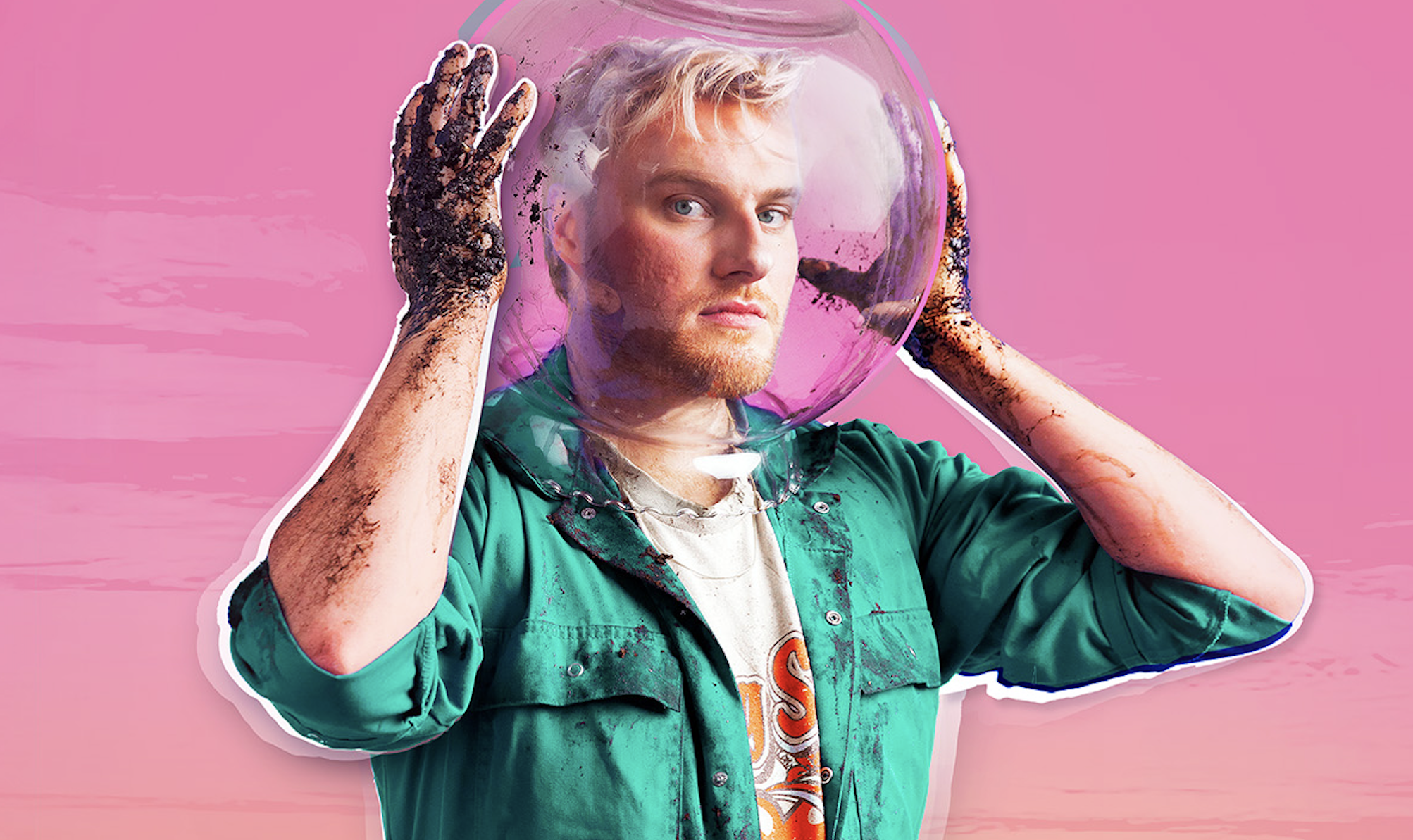 Karavaan Festival - man met een vissenkom op zijn hoofd en vieze handen
