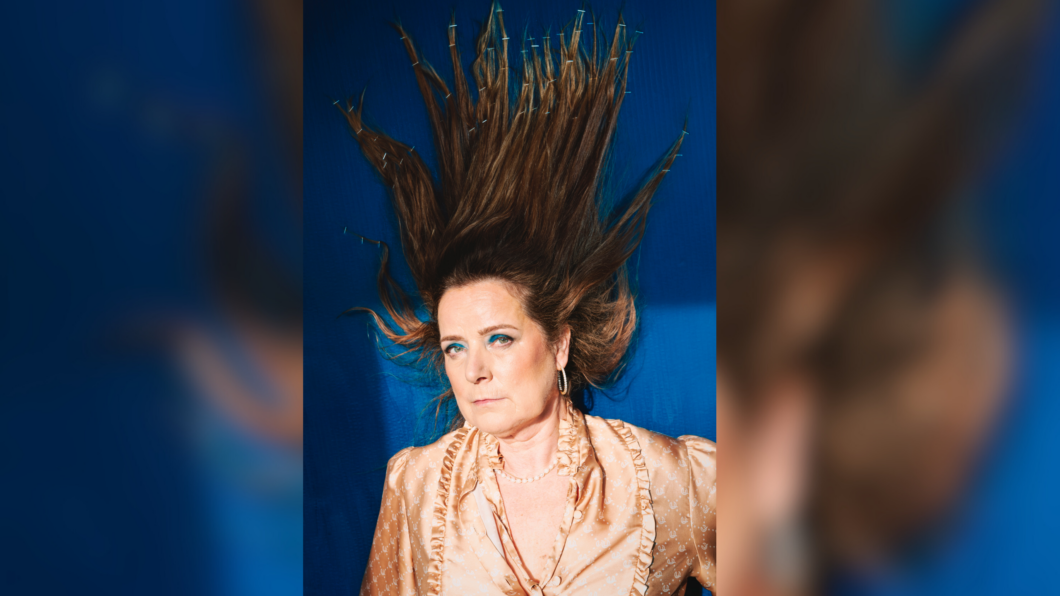Happy Days: vrouw met vastgeniet haar