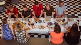 Gasten aan een tafel met besmeurde borden en bestek