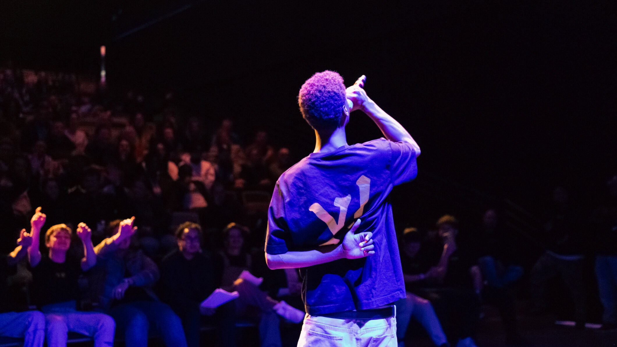 YUSU: Rapper met zijn rug naar ons, voor een volle zaal