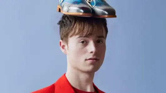 Luuk Ransijn met zijn eigen voeten op zijn hoofd - voorstelling met de titel Uitkijk