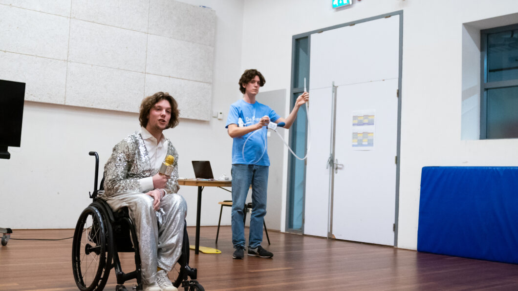 daan in rolstoel met op de achtergrond bij de deur Sieb voor de voorstelling Wat ben ik waard