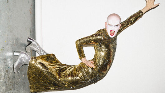 Sytze Bouma in glitterjurk voor voorstelling Club Roxy