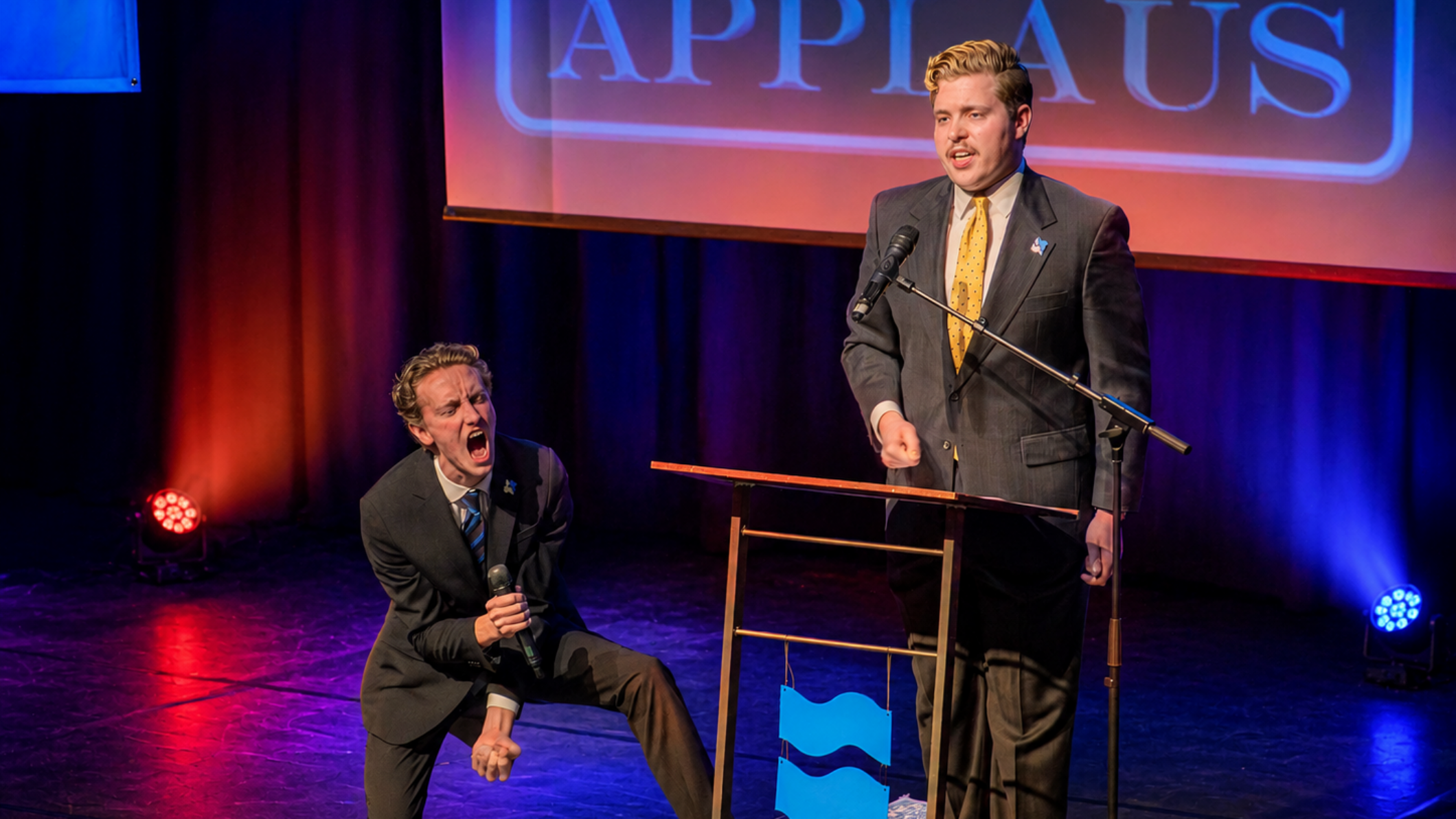 polderpolitiek: 2 mannen richten een politieke partij op en staan achter het katheder