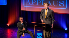 polderpolitiek: 2 mannen richten een politieke partij op en staan achter het katheder