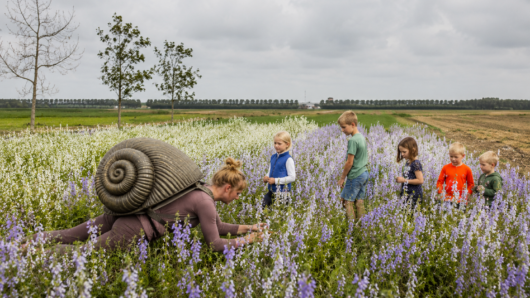 slak en publiek in een bloemenveld voor Home Slak Home